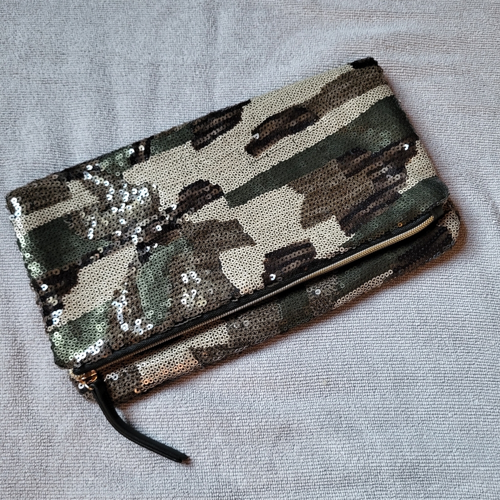 Sequin clutch